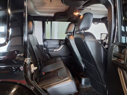 Used 2017 Jeep Wrangler Unlimited Sahara AWD/4WD image 10