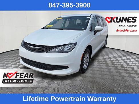 Used 2022 Chrysler Voyager LX image 3