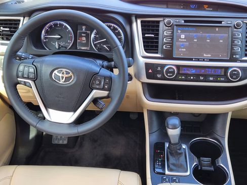 Used 2016 Toyota Highlander XLE FWD image 10