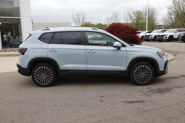 Used 2025 Volkswagen Taos SE FWD image 2