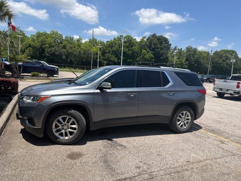 Used 2018 Chevrolet Traverse LT FWD image 1