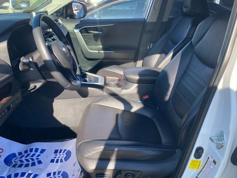 Used 2019 Toyota RAV4 Limited image 6