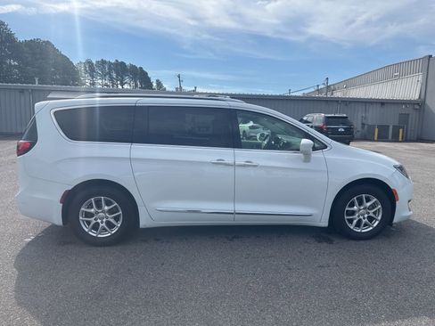 Used 2020 Chrysler Pacifica Touring-L FWD image 8
