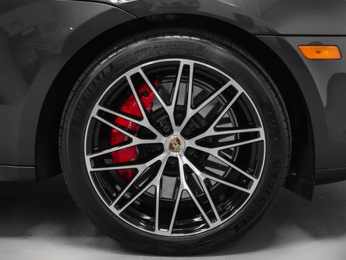 Certified 2024 Porsche Macan GTS w/ Premium Plus Package AWD/4WD image 17