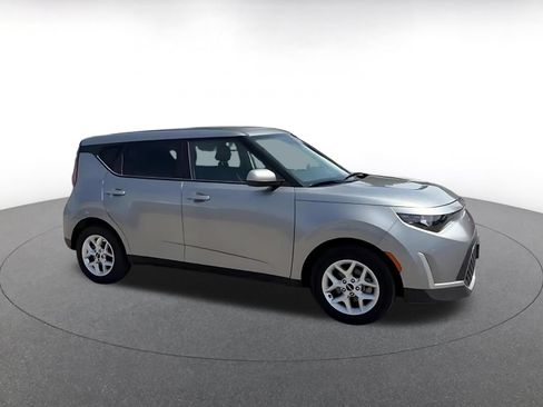 Used 2025 Kia Soul LX w/ LX Technology Package FWD image 2