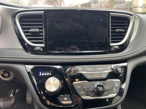 Used 2022 Chrysler Pacifica Limited w/ S Appearance Package image 15