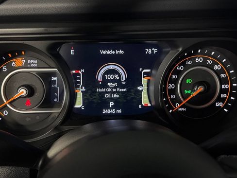 Used 2025 Jeep Wrangler Unlimited Rubicon w/ Convenience Group AWD/4WD image 15