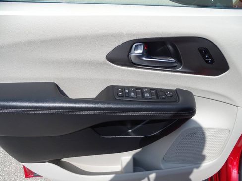 Used 2024 Chrysler Pacifica Touring-L FWD image 13