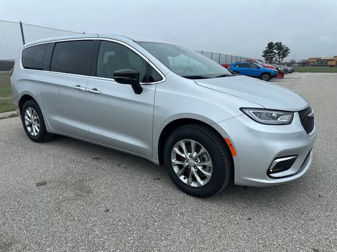 New 2026 Chrysler Pacifica Select AWD/4WD image 7