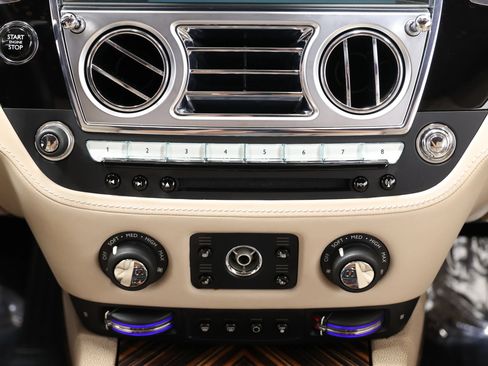 Used 2015 Rolls-Royce Wraith RWD image 57