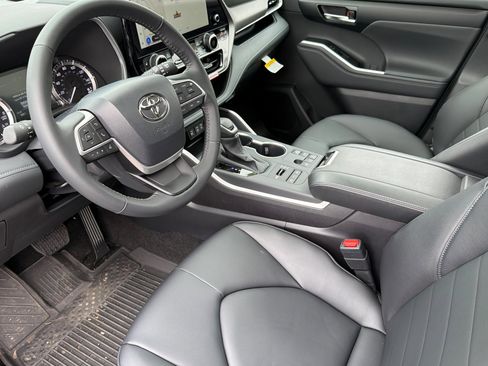 Certified 2026 Toyota Highlander XLE image 10