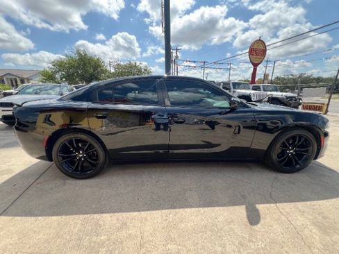 Used 2017 Dodge Charger SE w/ Blacktop Package RWD image 4