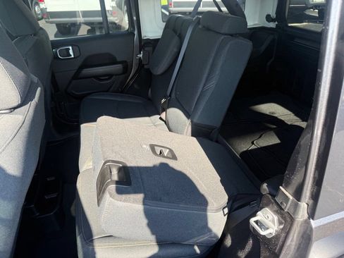 Used 2025 Jeep Wrangler Unlimited Sahara AWD/4WD image 40