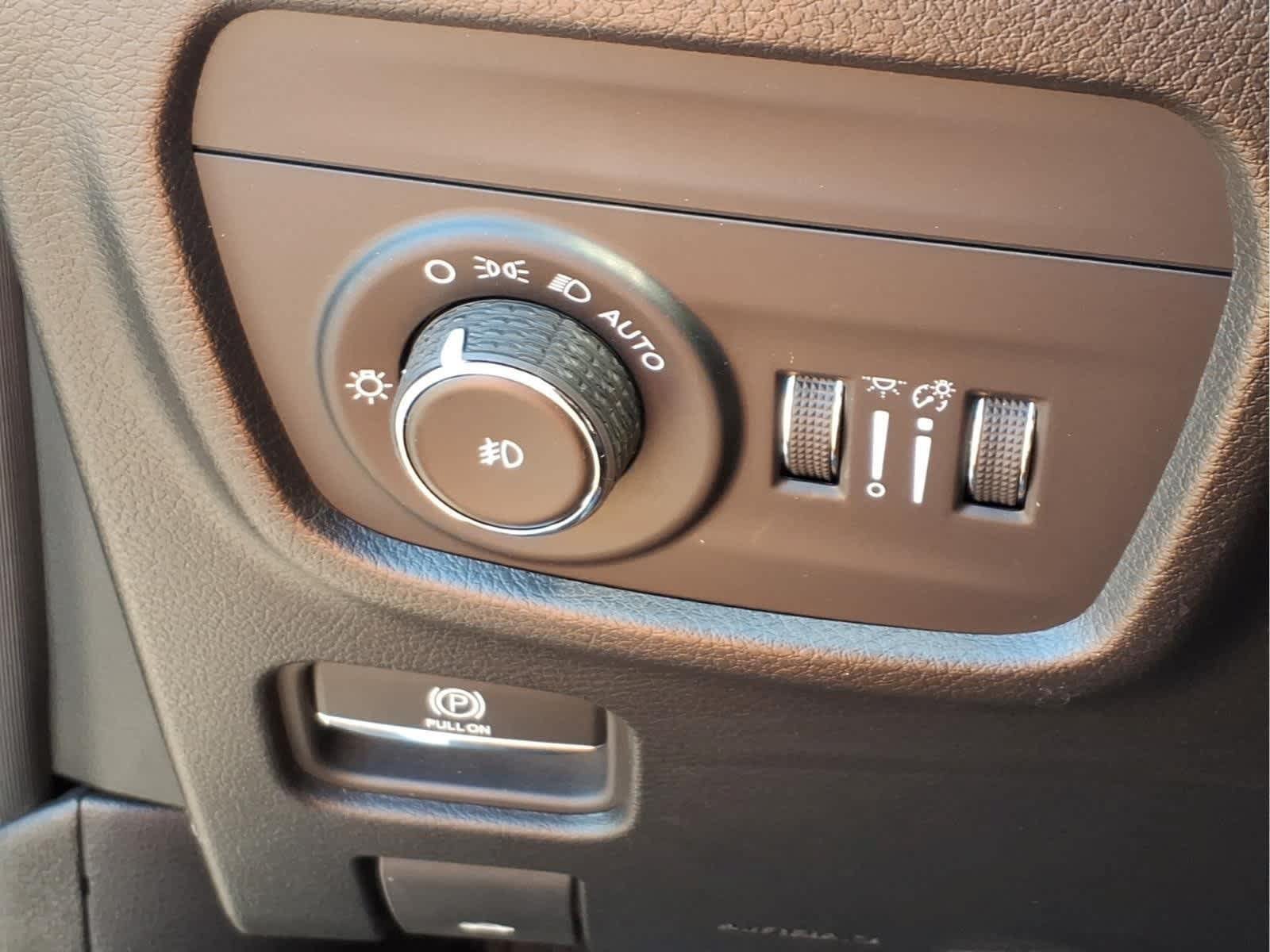 Used 2023 Jeep Grand Cherokee Overland w/ Luxury Tech Group IV AWD/4WD image 21
