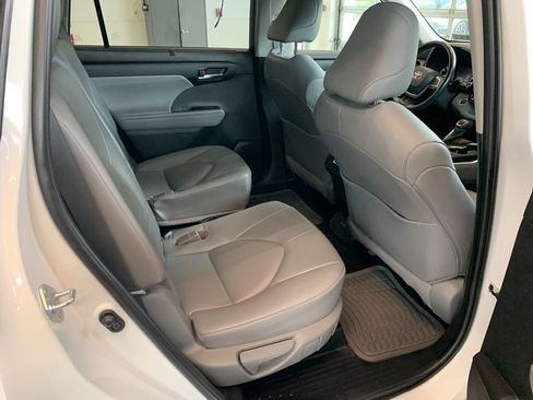 Used 2022 Toyota Highlander XLE AWD/4WD image 17