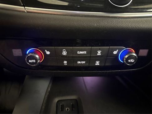 Used 2019 Buick Enclave Essence image 30