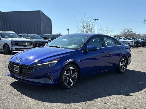 Used 2023 Hyundai Elantra Limited image 3
