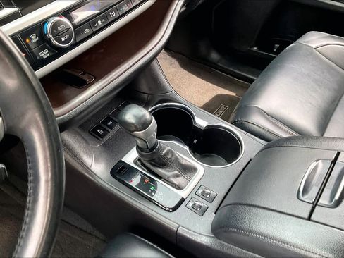 Used 2019 Toyota Highlander XLE FWD image 17