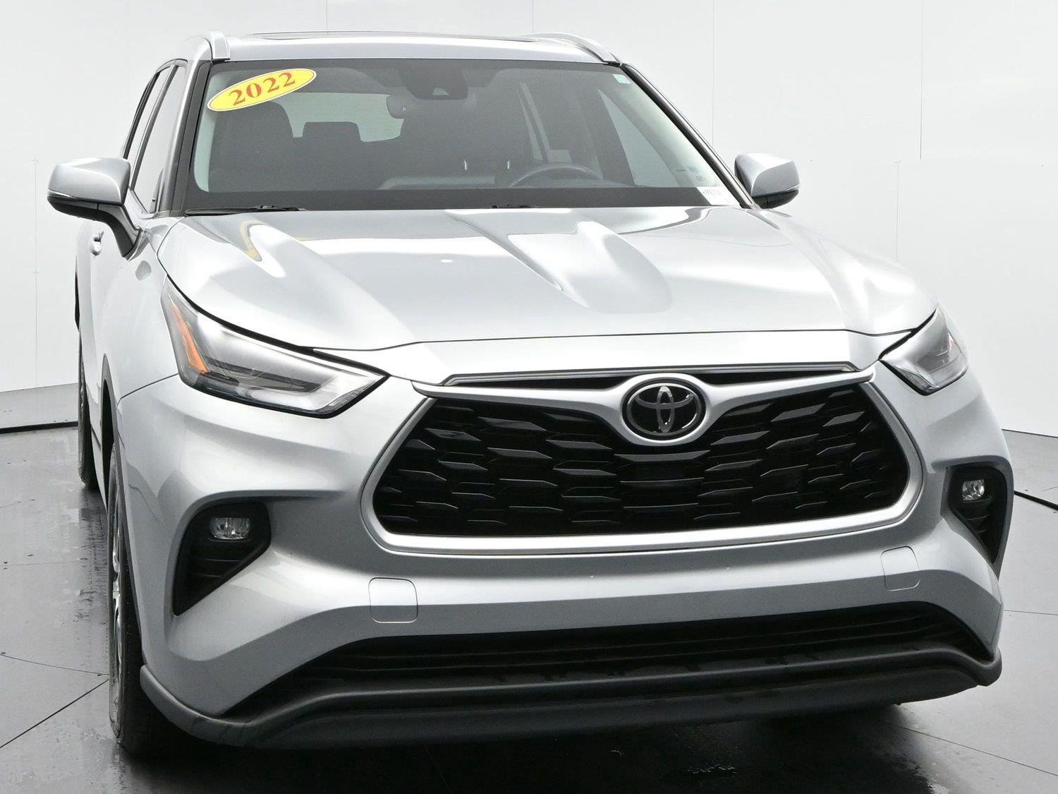 Used 2022 Toyota Highlander XLE FWD image 2