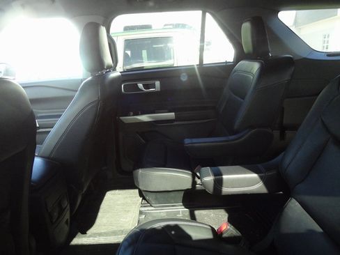 Used 2023 Ford Explorer XLT w/ Equipment Group 202A image 8