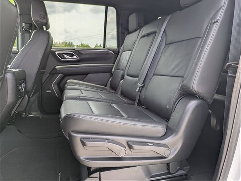 Used 2024 Chevrolet Suburban LT RWD image 21