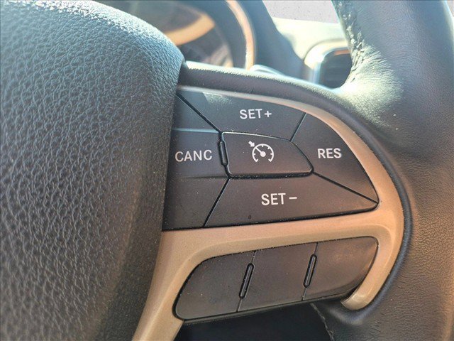Used 2017 Jeep Grand Cherokee Laredo AWD/4WD image 14