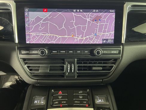 Certified 2021 Porsche Macan S image 32