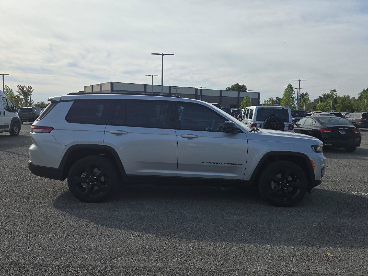 Used 2023 Jeep Grand Cherokee L Laredo RWD image 8