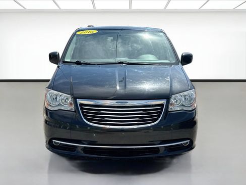 Used 2015 Chrysler Town & Country Touring FWD image 2