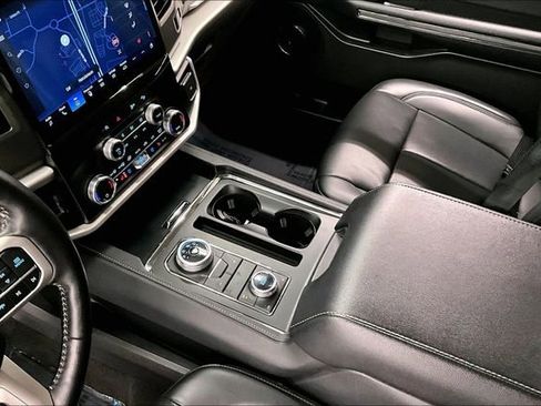 Used 2024 Ford Expedition Max XLT image 17