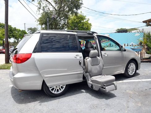 Used 2010 Toyota Sienna XLE FWD image 2