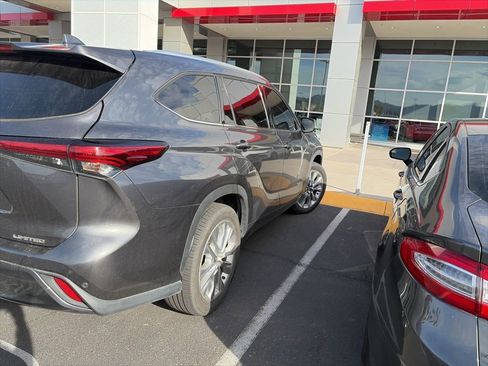 Used 2021 Toyota Highlander Limited image 5