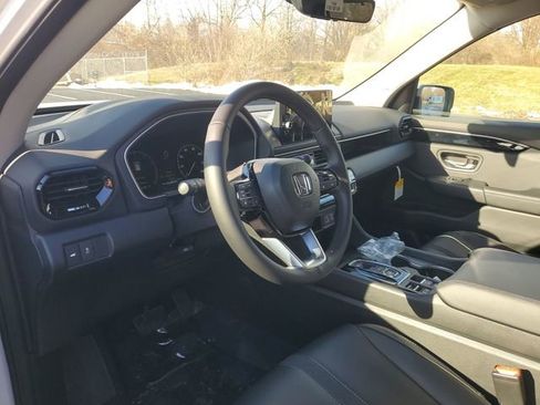 New 2025 Honda Pilot Touring image 18