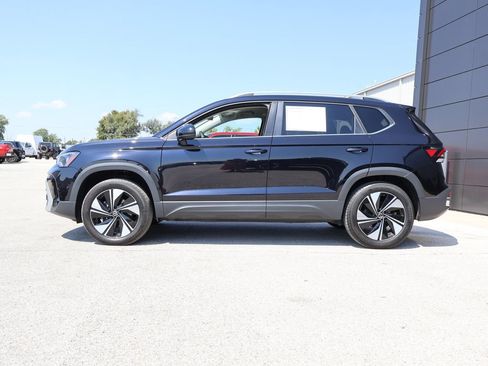 Used 2025 Volkswagen Taos SE AWD/4WD image 2