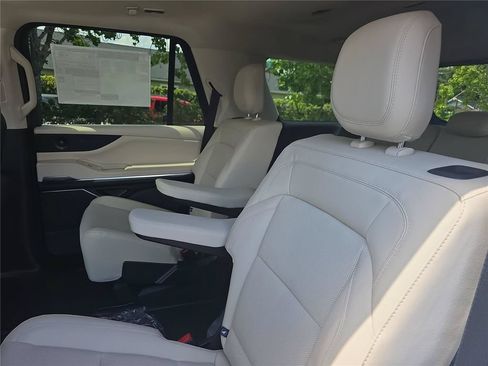 New 2027 Lincoln Navigator Premiere RWD image 14