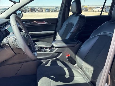 Used 2023 Jeep Grand Cherokee L Laredo image 15