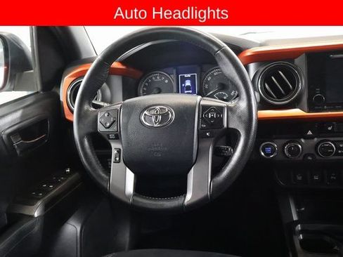 Used 2016 Toyota Tacoma TRD Off-Road w/ Premium & Technology Package AWD/4WD image 17
