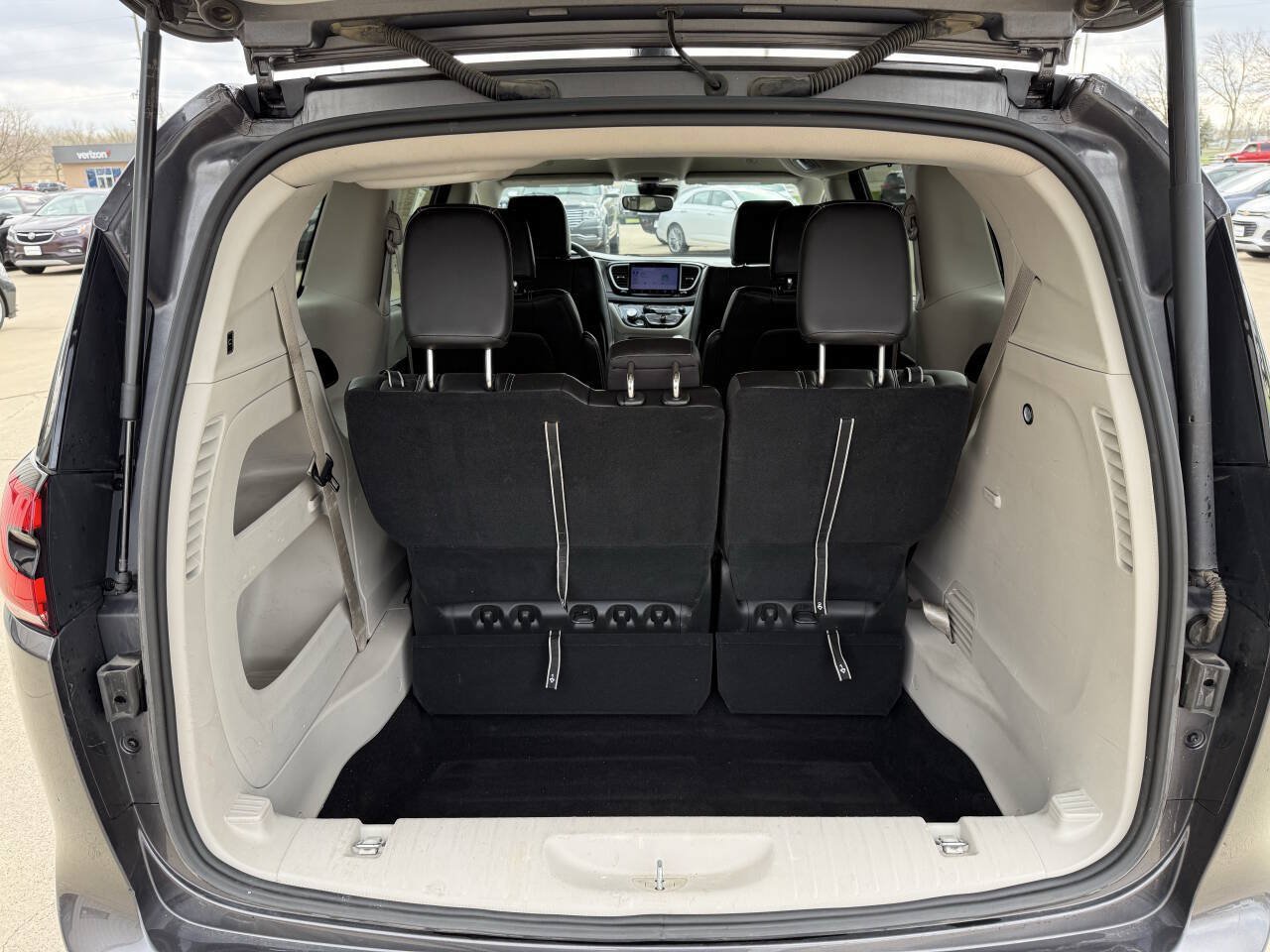 Used 2023 Chrysler Pacifica Touring-L AWD/4WD image 14