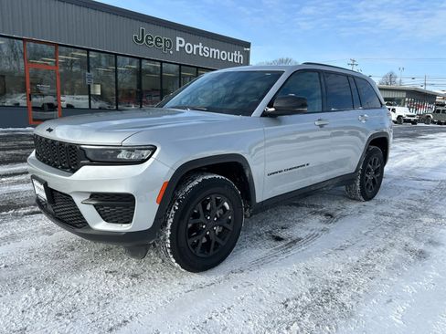 Used 2025 Jeep Grand Cherokee Altitude image 19