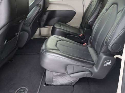 Used 2024 Chrysler Pacifica Touring-L FWD image 34