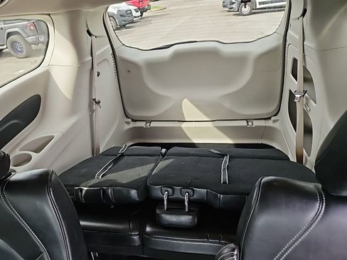 Used 2023 Chrysler Pacifica Touring-L image 14