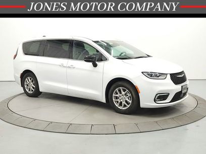 Used 2025 Chrysler Pacifica Select