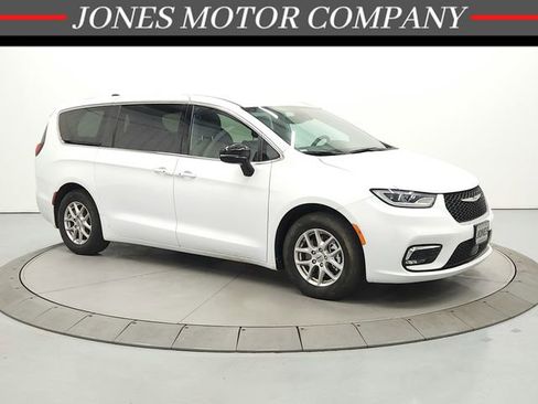 Used 2025 Chrysler Pacifica Select FWD image 1