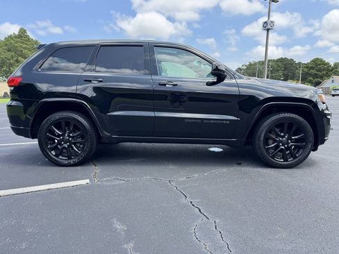 Used 2017 Jeep Grand Cherokee Altitude RWD image 6