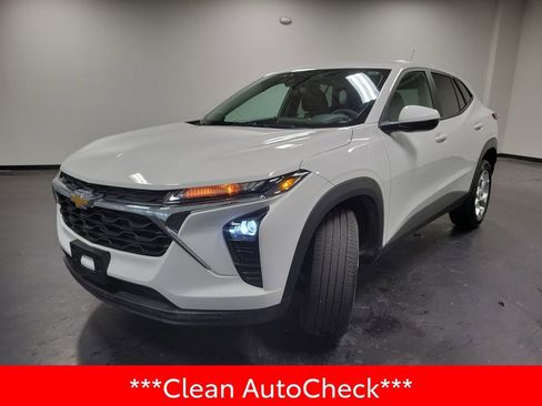 Used 2025 Chevrolet Trax LS w/ LS Convenience Package image 4