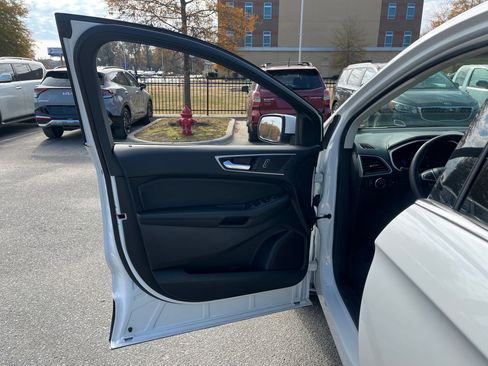 Used 2020 Ford Edge SEL image 25