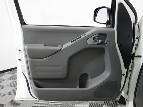 Used 2018 Nissan Frontier SV image 12