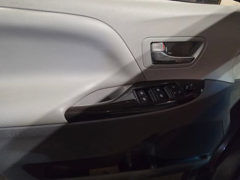 Used 2017 Toyota Sienna XLE Premium AWD/4WD image 5