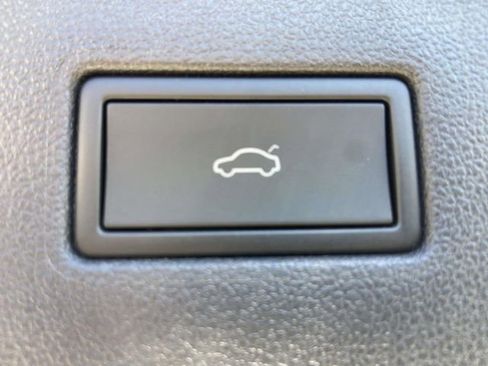 Used 2024 Volkswagen Tiguan SE image 10