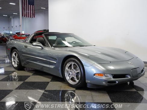 Used 2003 Chevrolet Corvette Coupe w/ Preferred Equipment Group RWD image 17